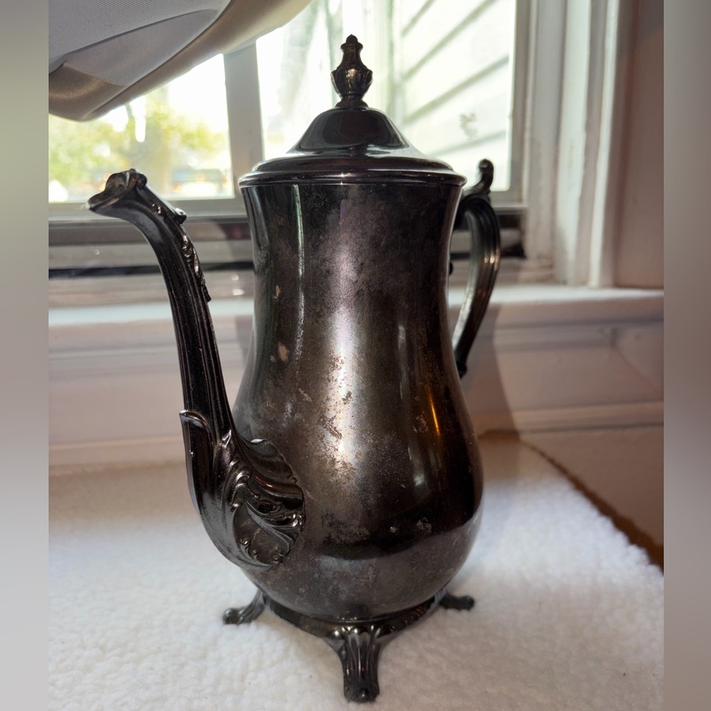 Vintage WM Rogers silverplate ornate footed teapot or coffee pot - Picture 3 of 9